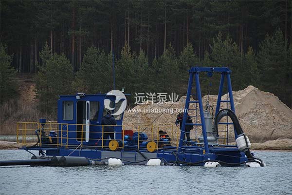 潜水吸砂船